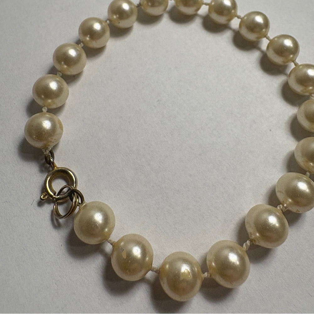 Vintage Pearl Look Bracelet with Gold Tone Clasp - Picture 2 of 6